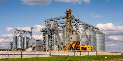 Elevador de granero de silos agrícolas en la planta de fabricación de procesamiento agrícola para el procesamiento, secado, limpieza y almacenamiento de productos agrícolas, harina, cereales y granos. foto