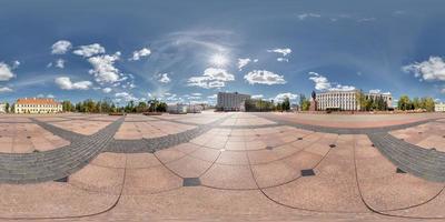 panorama completo de 360 grados en proyección esférica equidistante equirectangular en la plaza de la ciudad en un día soleado de verano foto