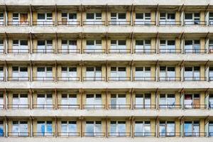 filas de ventanas en la fachada de un edificio abandonado foto