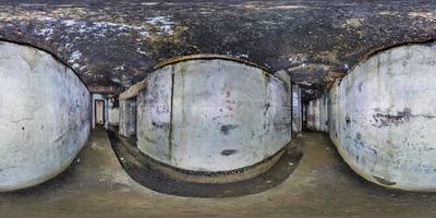 Panorama completo sin costuras Vista angular de 360 grados dentro de la fortaleza de casamatas subterráneas militares abandonadas en ruinas de la primera guerra mundial en proyección esférica equirectangular foto