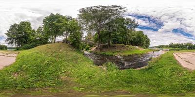 panorama esférico completo sin fisuras de 360 por 180 grados de ángulo de visión en la orilla del ancho río cerca del puente en el día de verano en proyección equirectangular, listo para contenido de realidad virtual vr foto