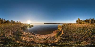 panorama completo de cubo esférico sin fisuras vista en ángulo de 360 grados en la orilla del ancho río neman en la soleada puesta de sol de la tarde de verano en proyección equirectangular, listo para contenido de realidad virtual ar vr foto