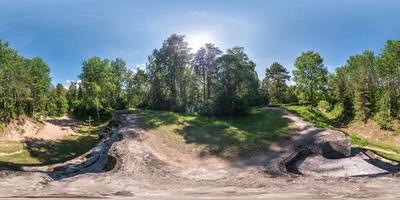 vista panorámica completa de 360 por 180 grados en la parte superior de la fortaleza militar abandonada en ruinas de la primera guerra mundial en el bosque en proyección equidistante esférica equirectangular foto