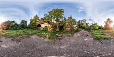 panorama esférico completo sin costuras vista de ángulo de 360 grados cerca de piedra abandonada edificio agrícola en ruinas en proyección equirectangular, vr ar contenido de realidad virtual foto