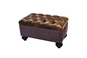 sofá de cuero marrón oscuro en estilo chester para interiores de loft de élite con fondo blanco aislado foto
