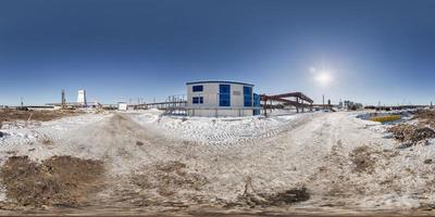 Vista panorámica completa de 360 ángulos en el campo de nieve invernal Lugar de construcción de una planta minera en proyección esférica equidistante equirectangular, contenido vr foto