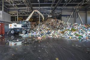 balas de plástico en la planta de procesamiento de residuos. recolección de basura por separado. reciclaje y almacenamiento de residuos para su posterior eliminación. negocio de clasificación y tratamiento de residuos. foto