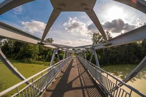 estructura de acero de hierro construcción de puente peatonal a través del río foto