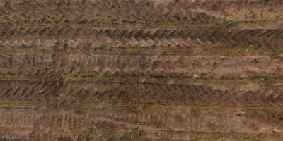 vista desde arriba sobre la textura del camino de ripio con huellas de neumáticos de camión foto