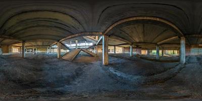 Panorama completo esférico sin costuras Vista angular de 360 grados Estructuras de hormigón Escaleras Edificio inacabado abandonado del aeropuerto. 360 panorama en proyección equidistante equirectangular, contenido vr ar foto