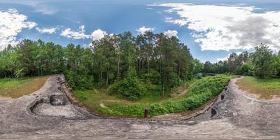 Panorama completo de 360 grados de ángulo de visión en la fortaleza militar abandonada en ruinas de la primera guerra mundial en el bosque en proyección esférica equirectangular. listo para contenido vr ar foto