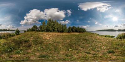 panorama esférico completo sin costuras 360 por 180 ángulo de visión en la orilla del ancho río neman en un día soleado de verano en proyección equirectangular, skybox vr contenido de realidad virtual foto