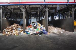 recolección separada de basura y clasificación de residuos en la planta de procesamiento de tratamiento. reciclaje separado y almacenamiento de basura para su posterior eliminación. negocio de clasificación y procesamiento de basura. foto