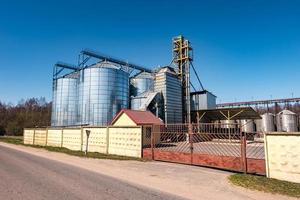 planta de procesamiento agrícola para procesamiento y silos para secado, limpieza y almacenamiento de productos agrícolas, harina, cereales y granos foto