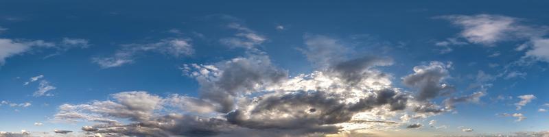 cielo azul nublado transparente hdri panorama 360 grados ángulo de visión con cenit y hermosas nubes para usar en gráficos 3d como reemplazo del cielo y cúpula del cielo o editar toma de drones foto