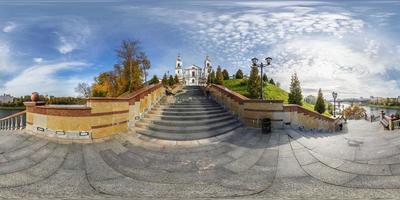 panorama esférico completo sin costuras terraplén de vista de ángulo de 360 grados en las escaleras frente a la iglesia ortodoxa. Panorama 360 en proyección equirrectangular, contenido de realidad virtual listo vr ar foto