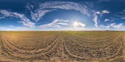 vista de ángulo de 360 grados de panorama hdri esférico completo sin costuras entre campos en primavera con impresionantes nubes en proyección equirectangular, listo para contenido de realidad virtual vr ar foto