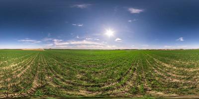 vista de ángulo de 360 grados de panorama hdri esférico completo sin costuras entre campos en primavera con impresionantes nubes en proyección equirectangular, listo para contenido de realidad virtual vr ar foto