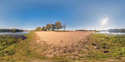 panorama esférico completo sin costuras vista de ángulo de 360 grados cerca de la orilla del ancho río neman en un día soleado. Panorama 360 en proyección equirrectangular, contenido de realidad virtual listo vr ar foto