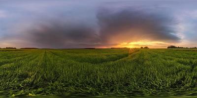 panorama hdr esférico completo vista angular de 360 grados entre campos en la puesta de sol de la tarde de verano con hermosas nubes antes de la tormenta en proyección equirectangular, listo para la realidad virtual vr ar foto