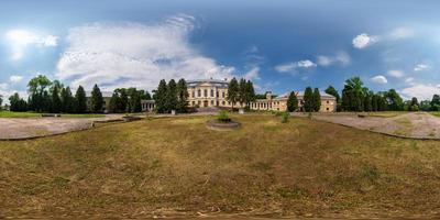 Vista panorámica 360 cerca del castillo abandonado de la granja con fantasma. Panorama completo de 360 por 180 grados sin fisuras en proyección esférica equirectangular. skybox para contenido vr foto