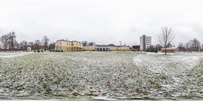 cuento de hadas de invierno panorama esférico completo sin costuras 360 grados ángulo de vista ciudad provincial en día nublado en proyección equirectangular, contenido de realidad virtual listo vr ar foto