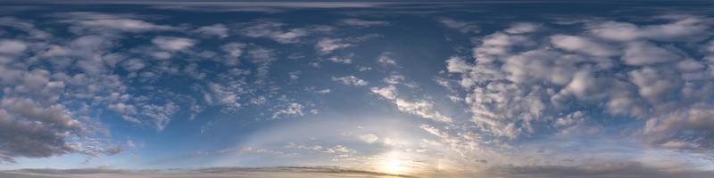 cielo azul oscuro nocturno hdr 360 panorama con hermosas nubes blancas en proyección transparente con cenit para uso en gráficos 3d o desarrollo de juegos como cúpula del cielo o edición de drones para reemplazo del cielo foto