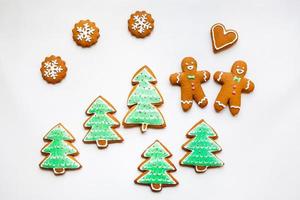 galletas de jengibre festivas hechas a mano en forma de estrellas y árboles de navidad y corazones para el día de san valentín foto