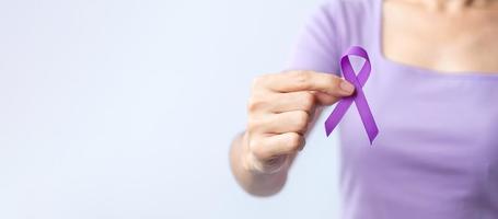 cinta morada para violencia, cáncer de páncreas, esófago, testículo, alzheimer, epilepsia, lupus, sarcoidosis y fibromialgia. mes de concientización y concepto del día mundial contra el cáncer foto