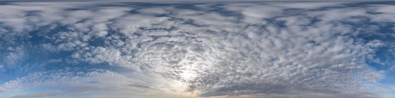 cielo azul oscuro nocturno hdr 360 panorama con hermosas nubes blancas en proyección transparente con cenit para uso en gráficos 3d o desarrollo de juegos como cúpula del cielo o edición de drones para reemplazo del cielo foto