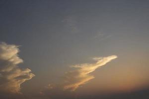 diferentes formas de nubes parecidas a animales y nubes multicolores flotaban en el aire ya que la atmósfera en la noche antes del atardecer era diferente para cada día. foto