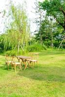 mesa y silla de madera en el jardín