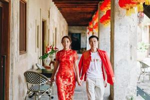 feliz joven pareja asiática en vestidos tradicionales chinos foto