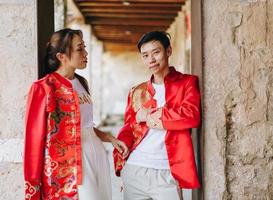 feliz joven pareja asiática en vestidos tradicionales chinos foto