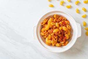 macarrones con salsa de tomate y carne de cerdo picada foto