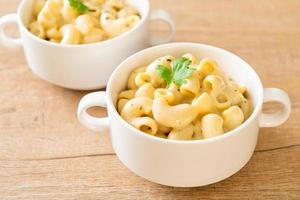 macarrones con queso con hierbas foto