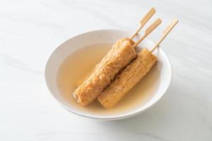 odeng - brocheta de pastel de pescado coreano en sopa foto