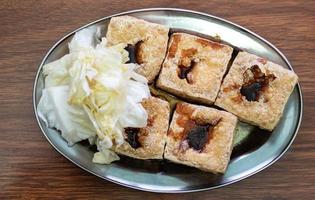 tofu apestoso frito con repollo en escabeche, famosa y deliciosa comida callejera en taiwán. foto