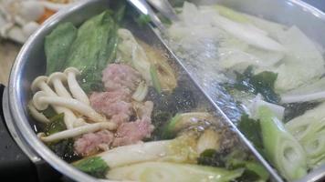 vue rapprochée de la fondue shabu vue complète des légumes et des champignons. video