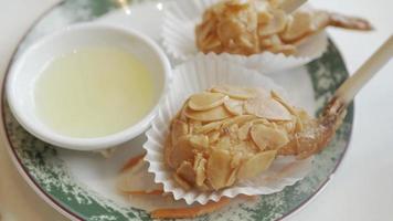 utilizzando le bacchette raccogliendo gamberi fritti con pasta di mandorle intinta nel limone video