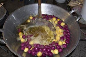 fritura - botana de huevo de codorniz - es una botana que se fríe en una sartén muy caliente con aceite vegetal y aceite de palma y se elabora con harina-boniato-taro-morada. foto