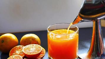 processus de pressage de jus d'orange frais fait maison video