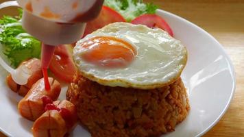 le chef laisse tomber du ketchup sur un plat de riz frit américain video