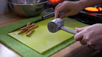 Primer plano de una dama cocinando comida tailandesa tradicional en la cocina - personas con el concepto de proceso de elaboración de alimentos tailandeses video