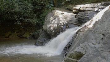 vackra lokala vattenfall i chiang mai thailand - vatten natur bakgrund slappna av koncept video