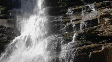 schöner lokaler wasserfall in chiang mai thailand - wassernaturhintergrund entspannen konzept video