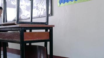 la escuela infantil está preparando su silla en el aula por la mañana video
