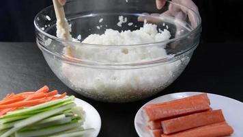 chef che prepara sushi - persone con piatto preferito concetto di cibo giapponese video