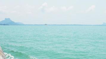 vista clara al mar con montaña y cielo azul de samui tailandia tomando fotos desde un gran bote de viaje video