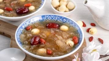 primer plano de la dulce sopa de hongo blanco como la nieve con semilla de loto, dátiles rojos chinos y wolfberry. foto